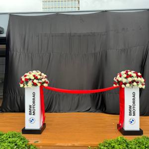 Ribbon cutting stand with fresh flower