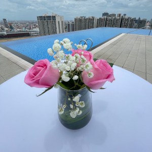 3 Roses Centerpiece Flower for Cocktail table